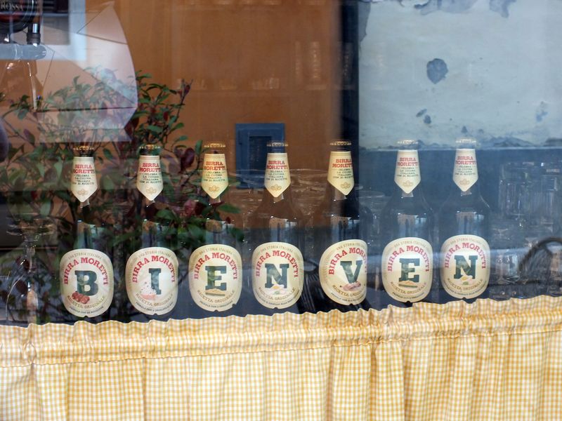 Выставка сортов пива Моретти. Мне оно нравится.