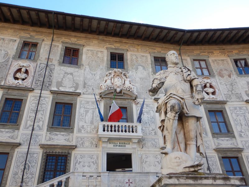 Памятник тосканскому герцогу Козимо I Медичи, установленный перед фасадом дворца Палаццо деи Кавальери